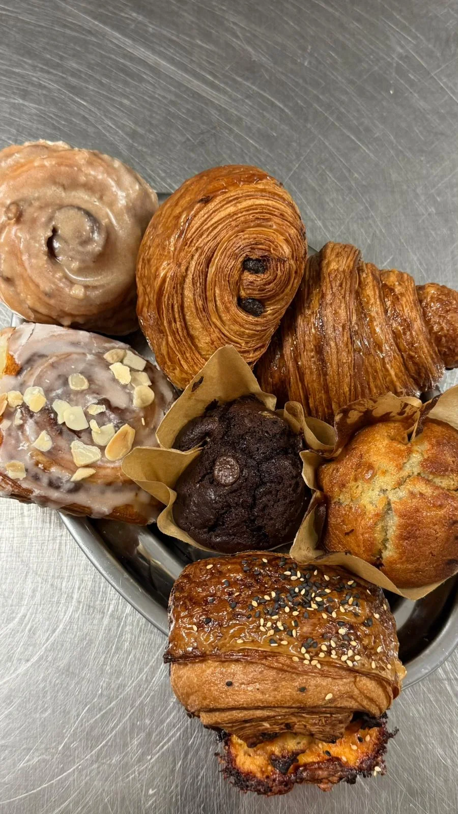 Selección de croissants, muffins y rolls del obrador