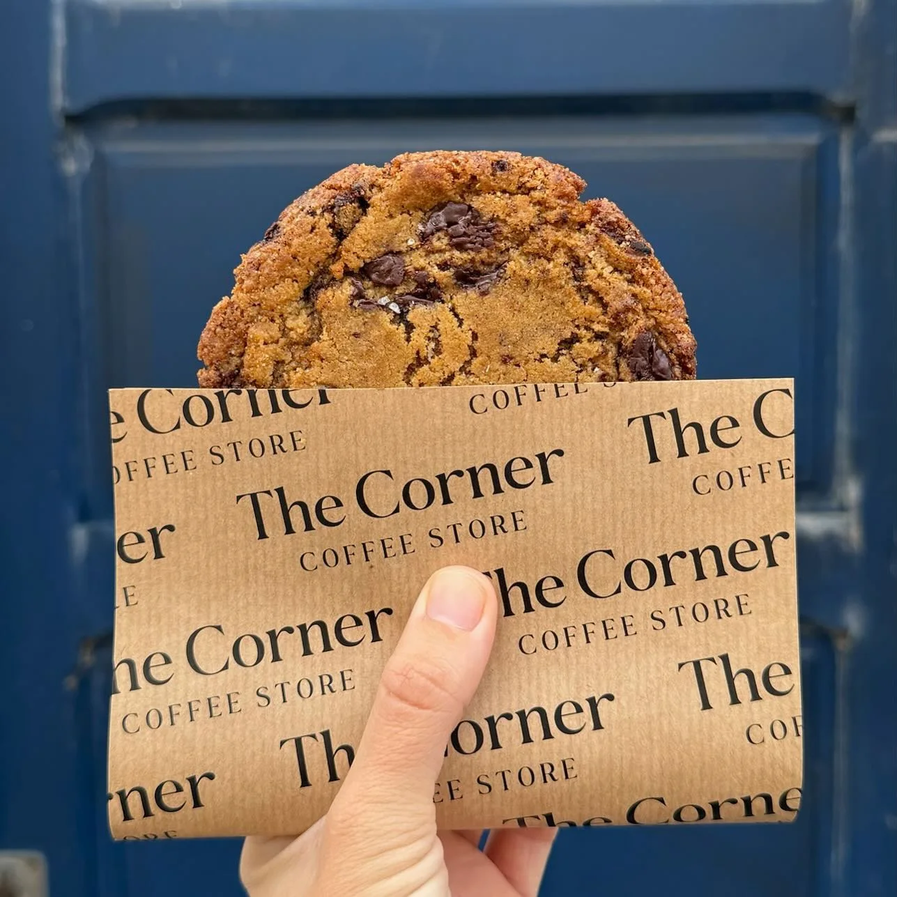 Cookie de chocolate envuelta con el papel de The Corner