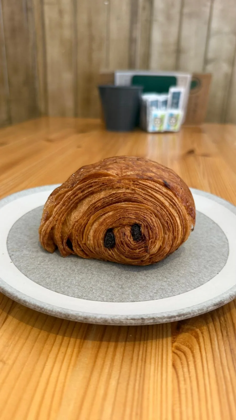 Pain au chocolat sobre un plato en The Corner