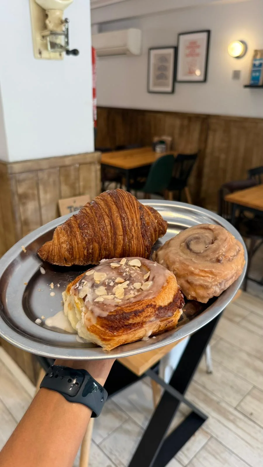 Bandeja de croissants y rolls recién hechos en The Corner